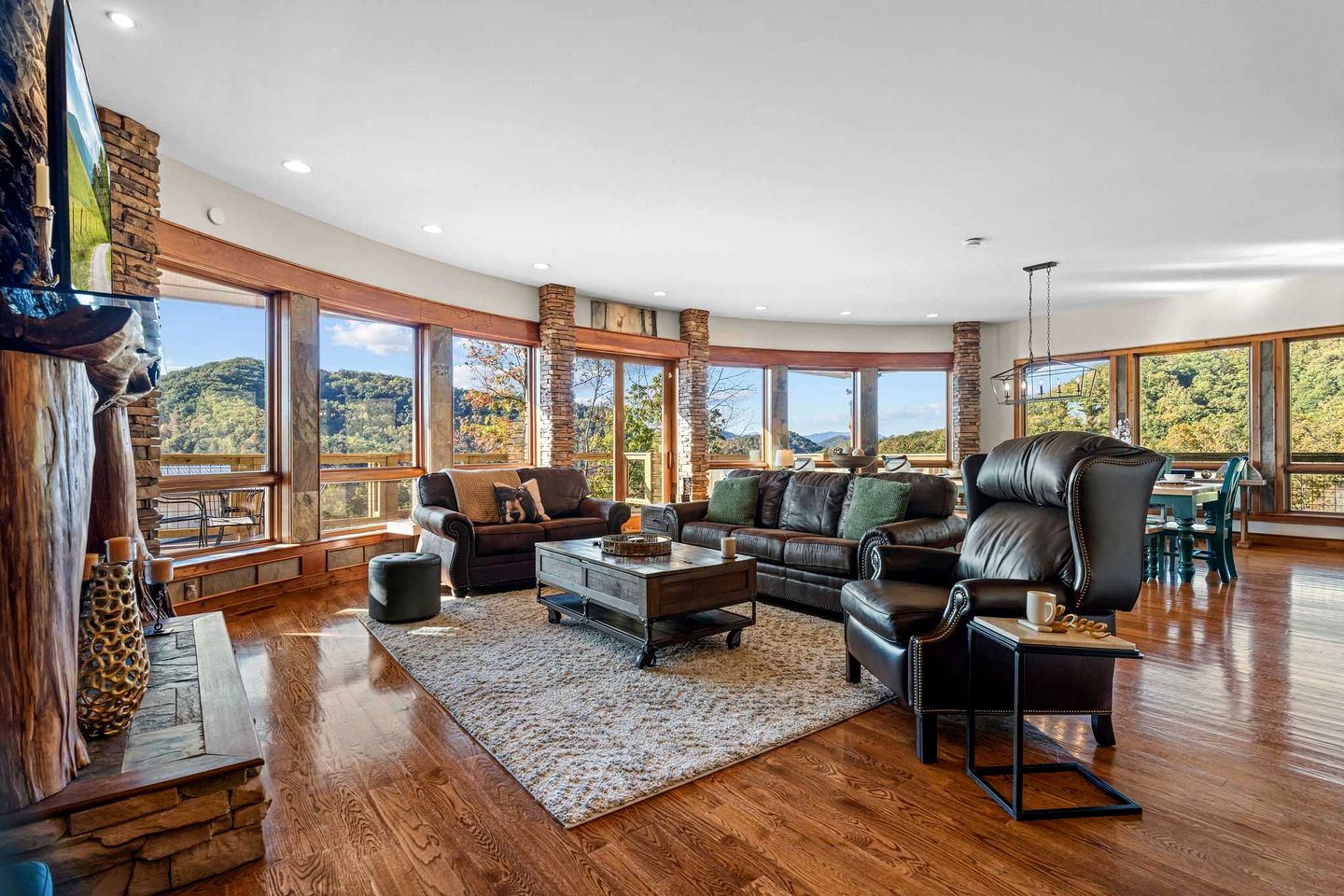 Luxury Mountain Cabin with Hot Tub and Panoramic Views near Pigeon Forge, Tennessee