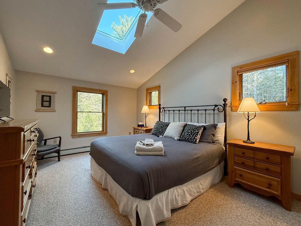 Luxury Mountain Retreat with Hot Tub near Story Land in Bartlett, NH