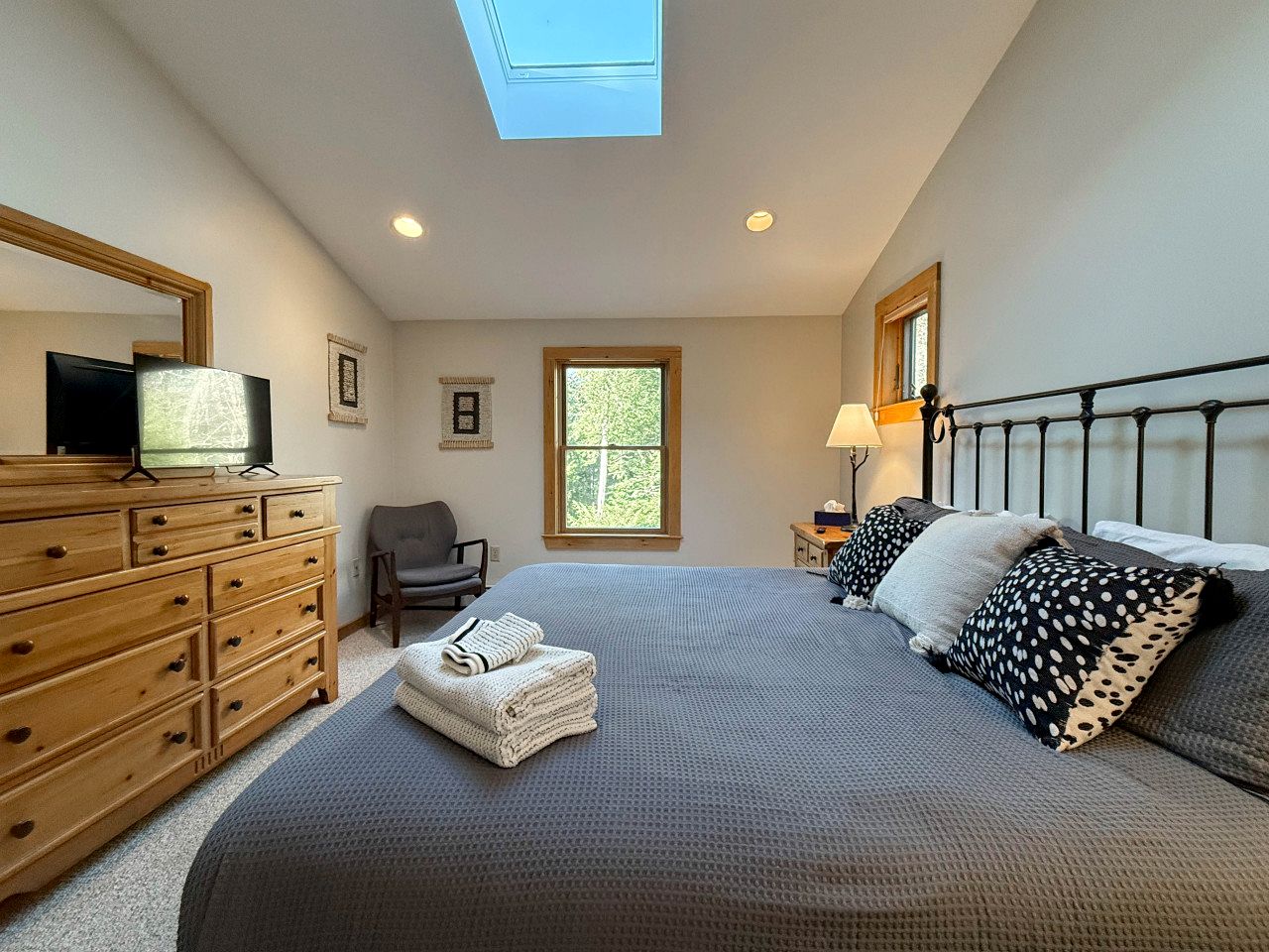 Luxury Mountain Retreat with Hot Tub near Story Land in Bartlett, NH