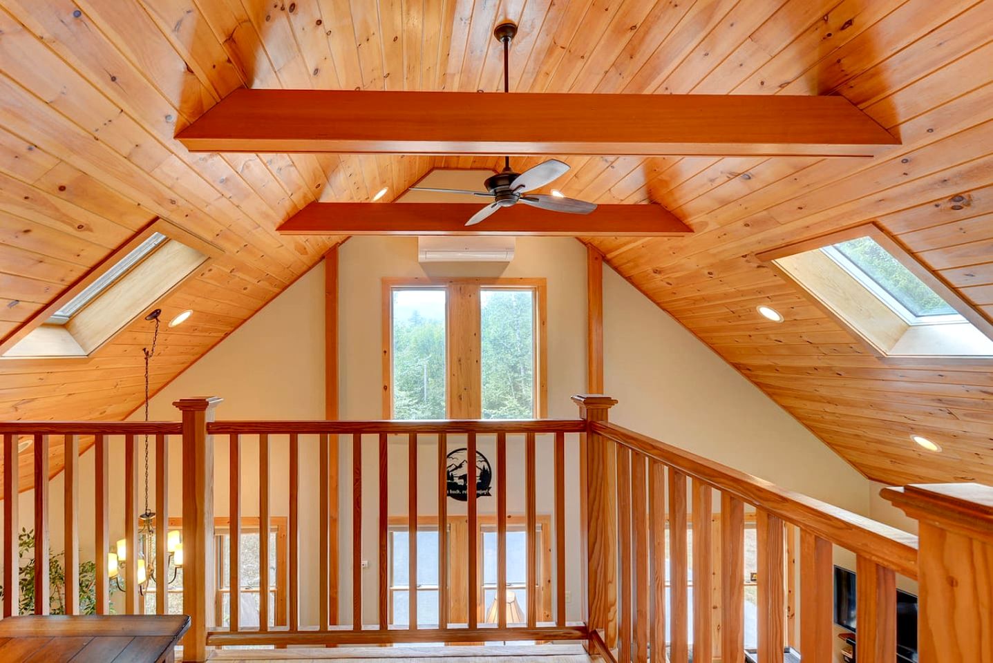 Luxury Mountain Retreat with Hot Tub near Story Land in Bartlett, NH