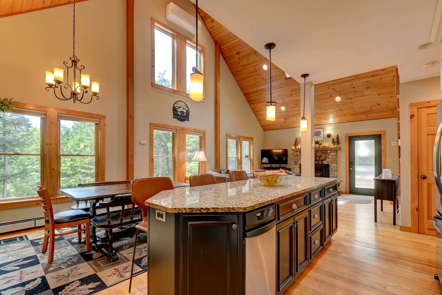 Luxury Mountain Retreat with Hot Tub near Story Land in Bartlett, NH