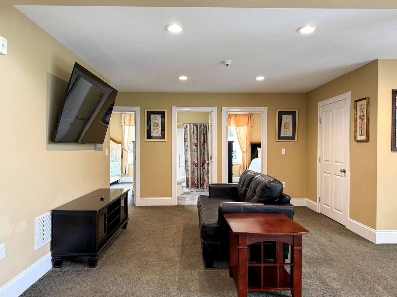 Luxury North Conway Retreat with Hot Tub, Pool Table & Patio near Downtown, New Hampshire