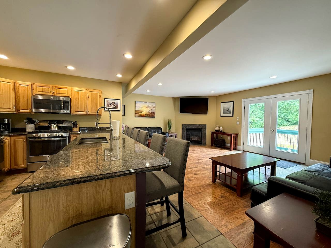 Luxury North Conway Retreat with Hot Tub, Pool Table & Patio near Downtown, New Hampshire