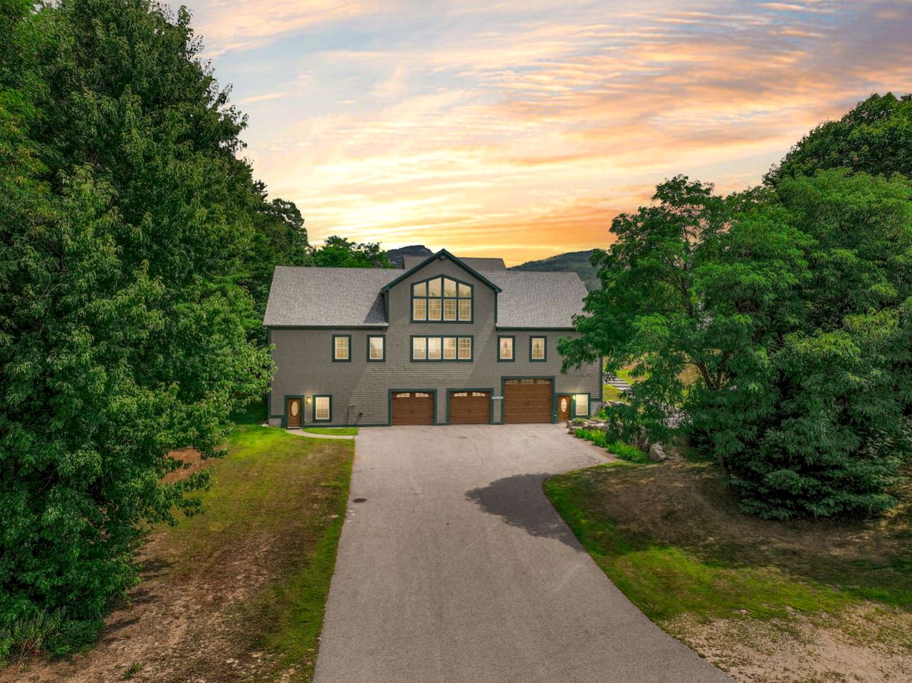 Luxury North Conway Retreat with Hot Tub, Pool Table & Patio near Downtown, New Hampshire