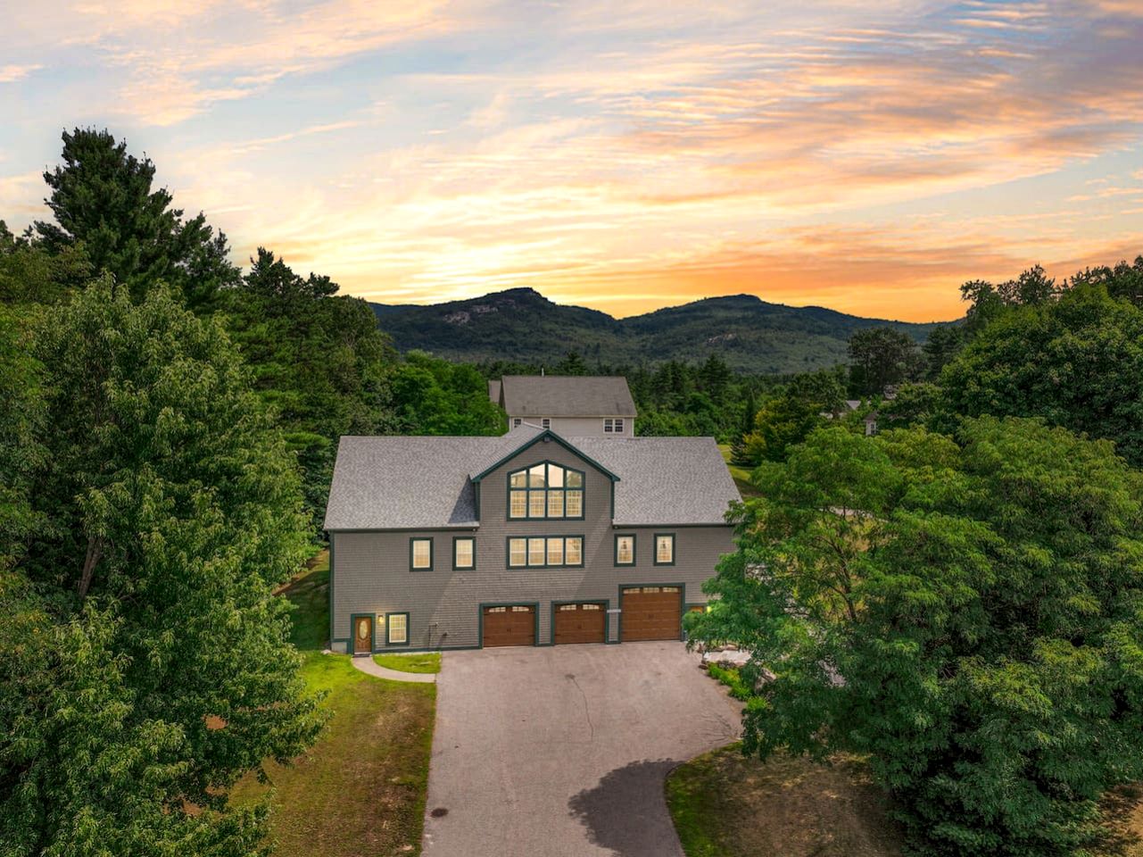 Luxury North Conway Retreat with Hot Tub, Pool Table & Patio near Downtown, New Hampshire