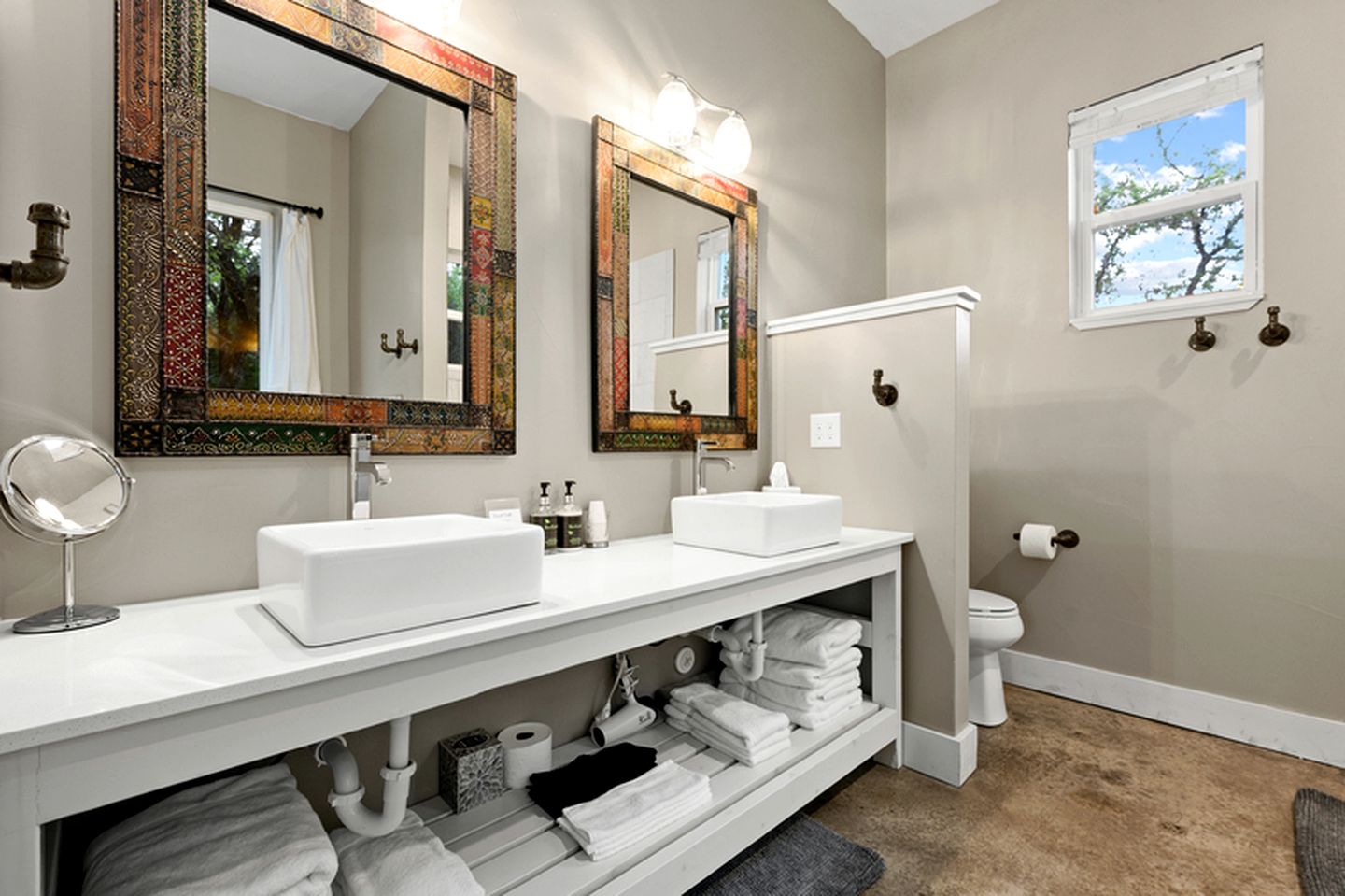 Peaceful Romantic Cottage for a Luxurious Couples Escape to Texas Hill Country near Dripping Springs, Texas