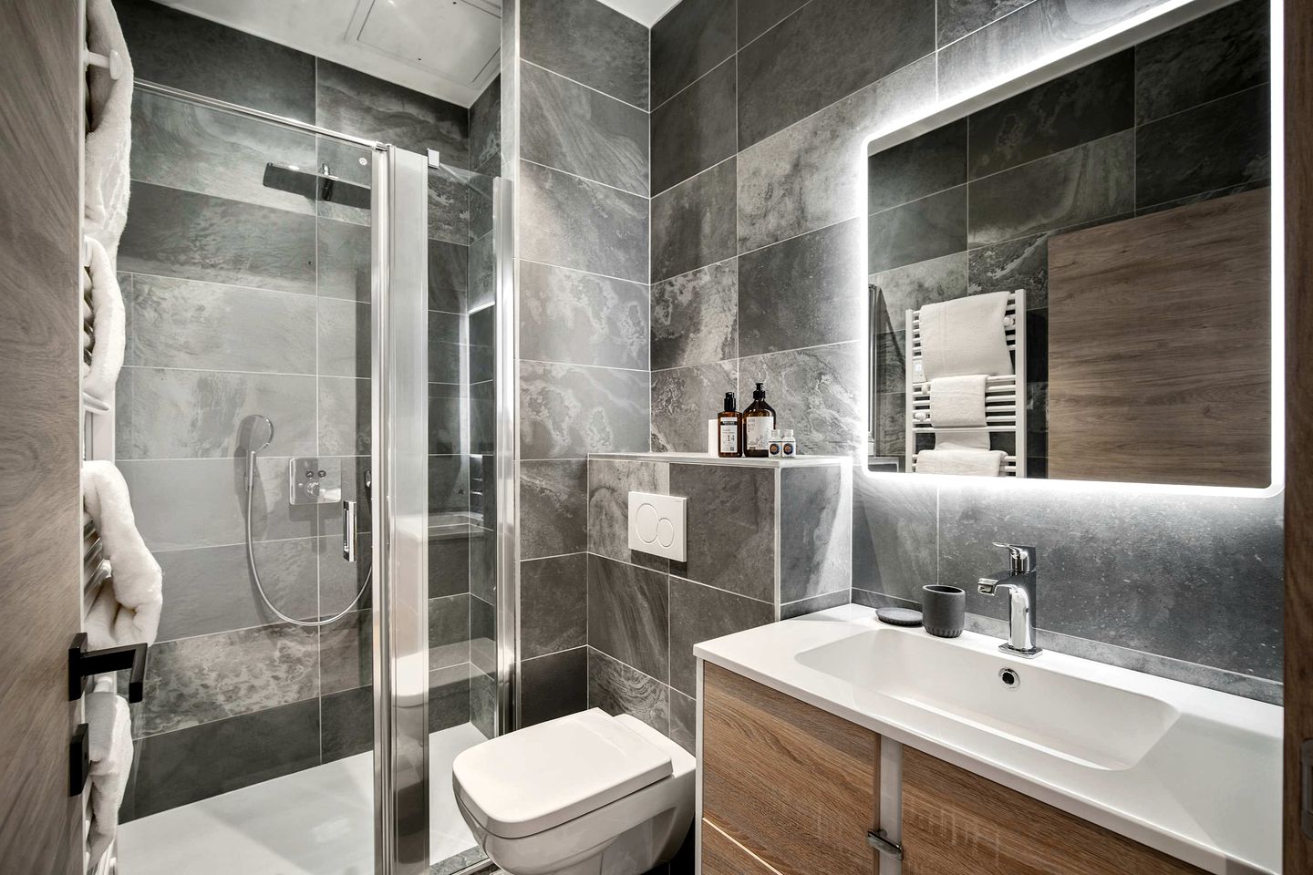 Luxurious Ski-In Ski-Out Penthouse with Panoramic Alpine Views near Ariondaz Gondola, Courchevel 1650, France