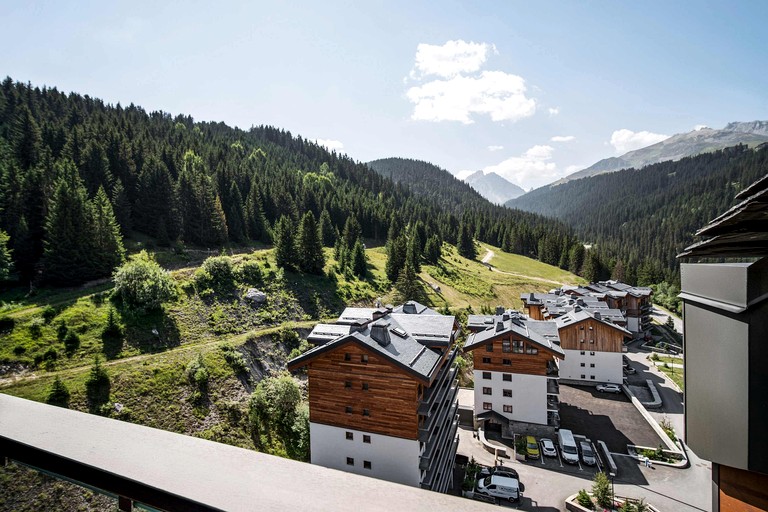 Luxurious Ski-In Ski-Out Penthouse with Panoramic Alpine Views near Ariondaz Gondola, Courchevel 1650, France