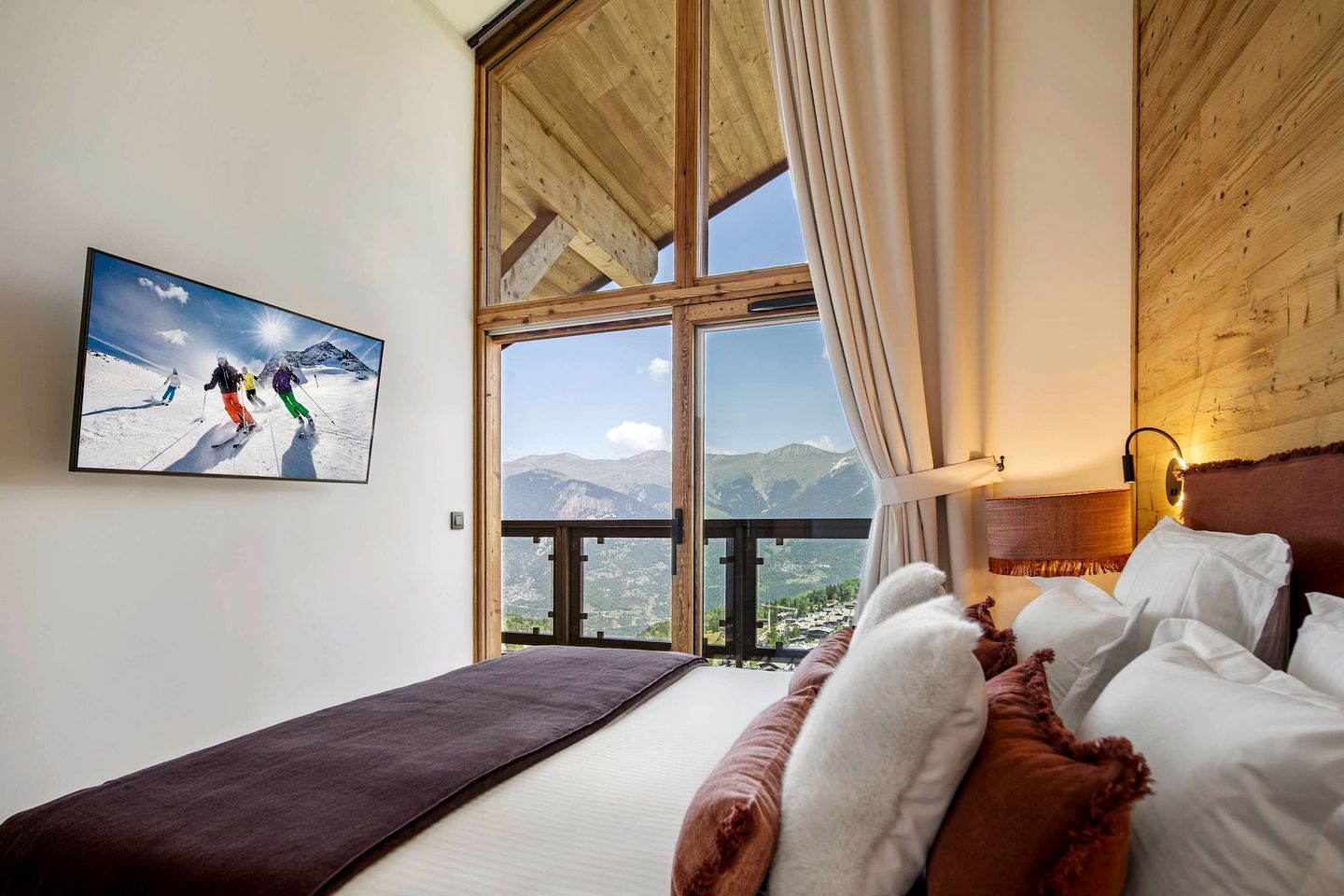Luxurious Ski-In Ski-Out Penthouse with Panoramic Alpine Views near Ariondaz Gondola, Courchevel 1650, France