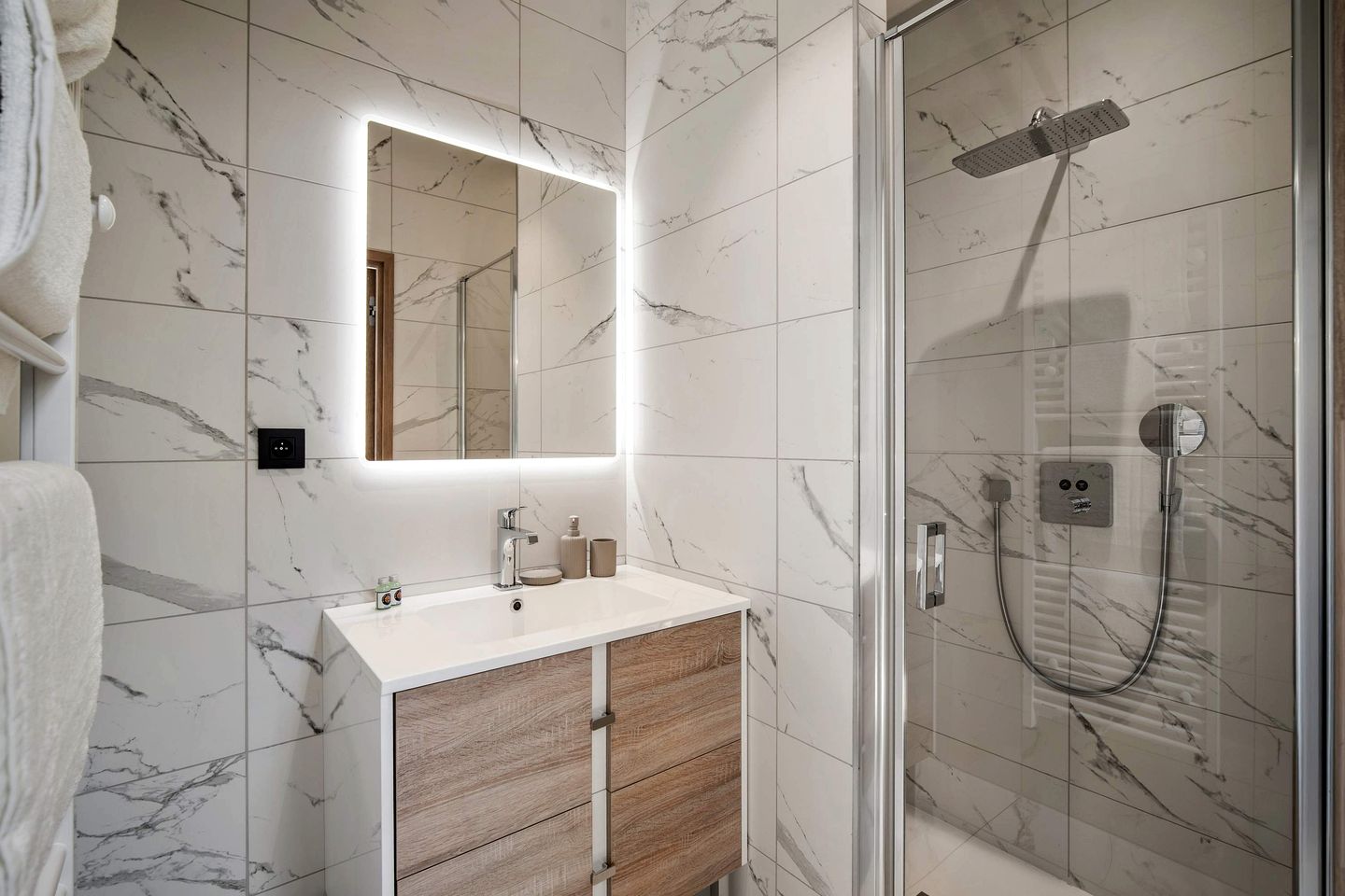 Luxurious Ski-In Ski-Out Penthouse with Panoramic Alpine Views near Ariondaz Gondola, Courchevel 1650, France