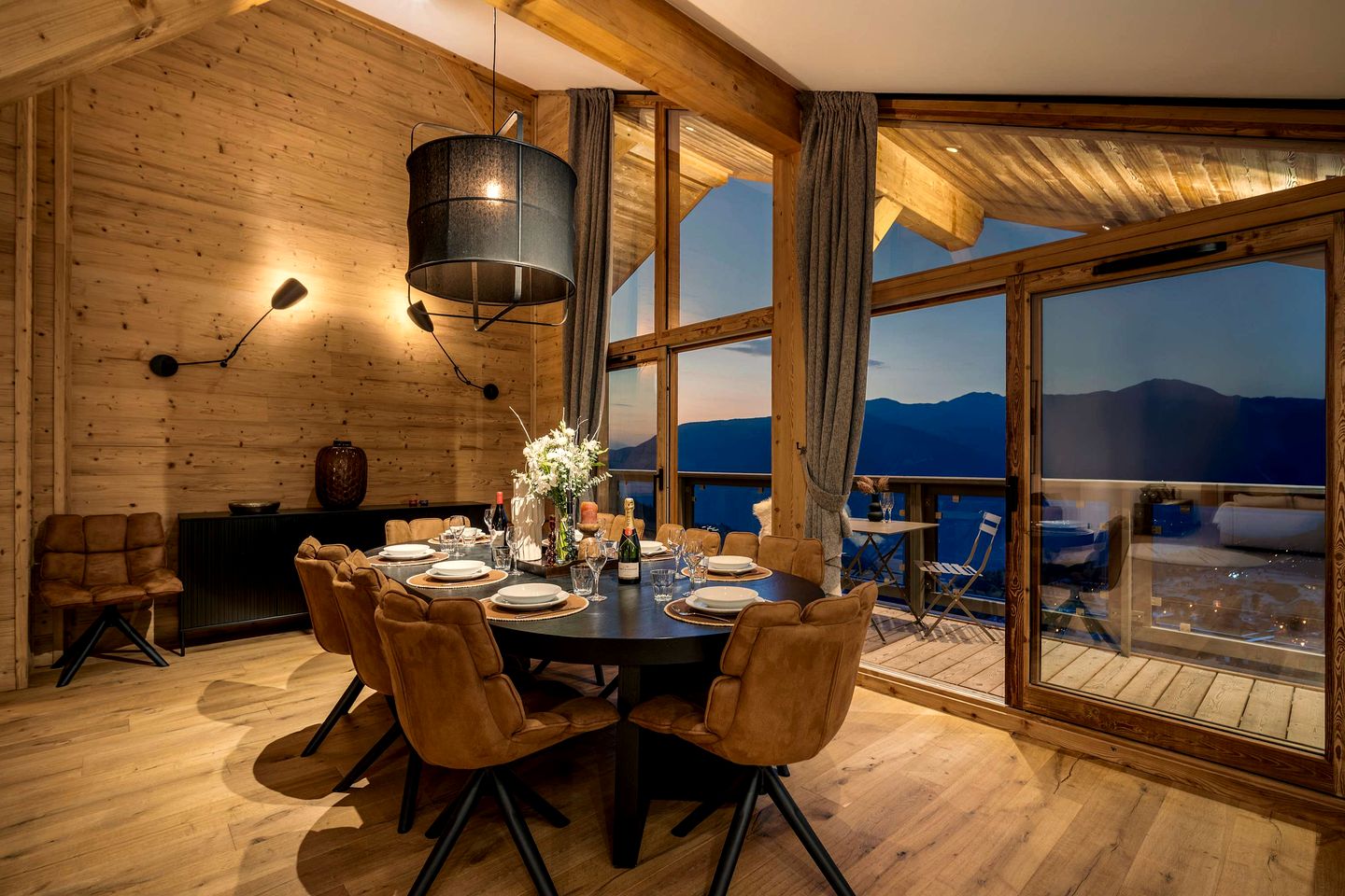 Luxurious Ski-In Ski-Out Penthouse with Panoramic Alpine Views near Ariondaz Gondola, Courchevel 1650, France