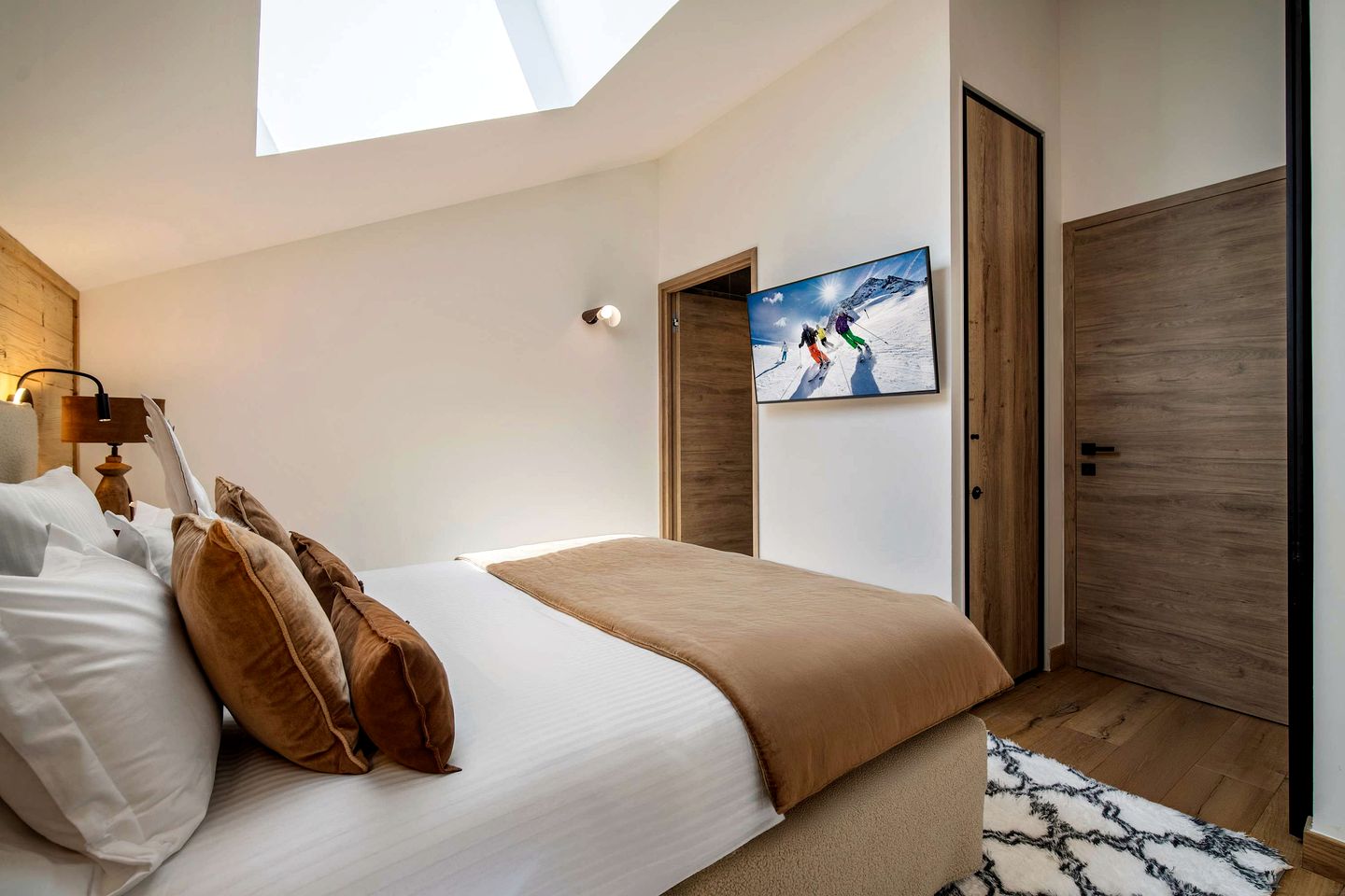 Luxurious Ski-In Ski-Out Penthouse with Panoramic Alpine Views near Ariondaz Gondola, Courchevel 1650, France