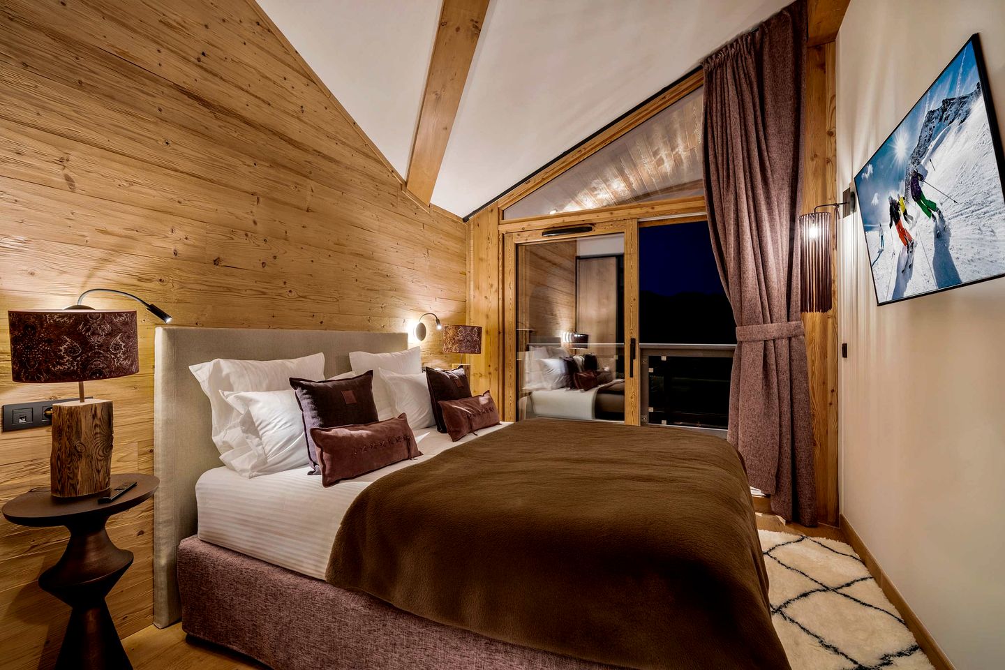 Luxurious Ski-In Ski-Out Penthouse with Panoramic Alpine Views near Ariondaz Gondola, Courchevel 1650, France