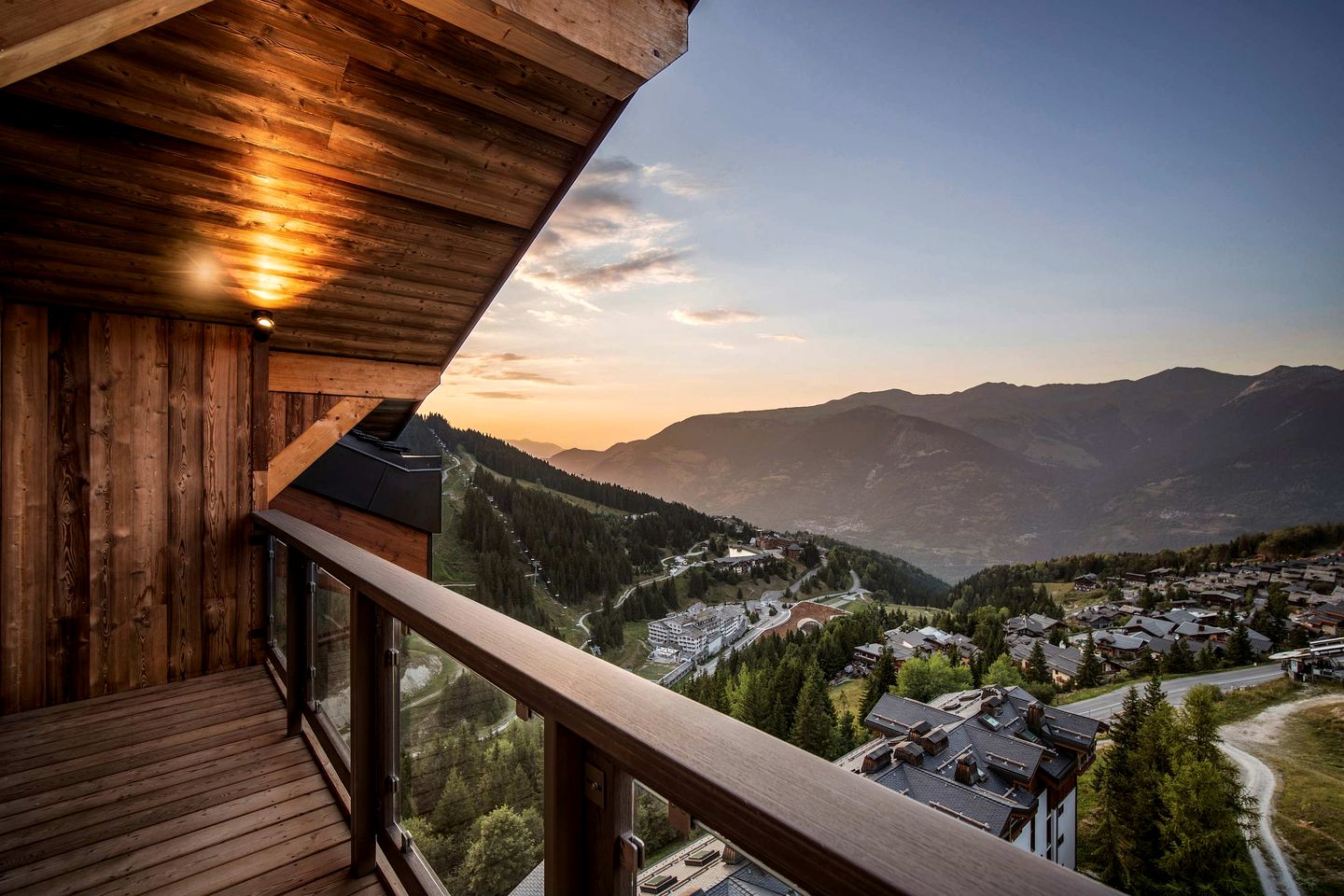 Luxurious Ski-In Ski-Out Penthouse with Panoramic Alpine Views near Ariondaz Gondola, Courchevel 1650, France