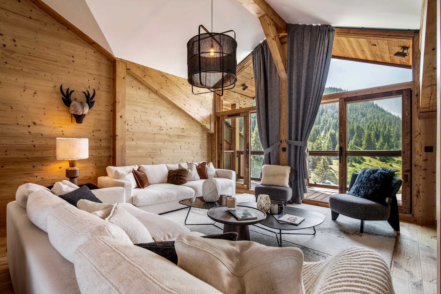 Luxurious Ski-In Ski-Out Penthouse with Panoramic Alpine Views near Ariondaz Gondola, Courchevel 1650, France