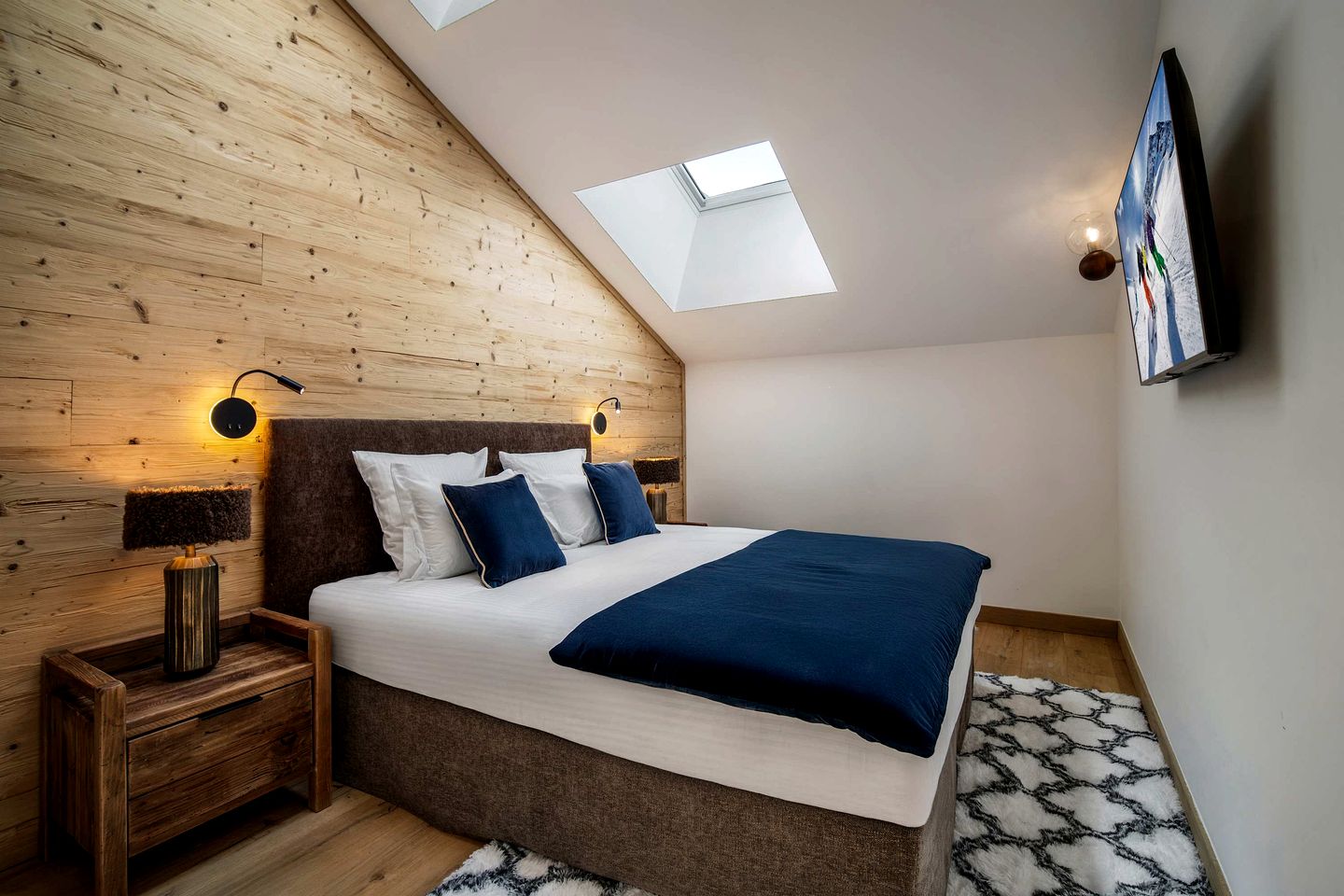 Luxurious Ski-In Ski-Out Penthouse with Panoramic Alpine Views near Ariondaz Gondola, Courchevel 1650, France