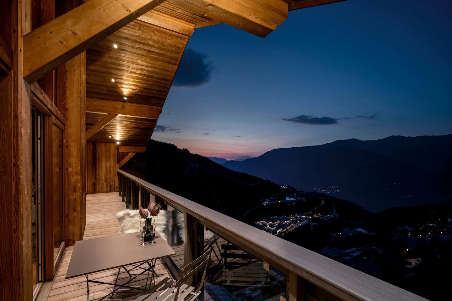 Luxurious Ski-In Ski-Out Penthouse with Panoramic Alpine Views near Ariondaz Gondola, Courchevel 1650, France