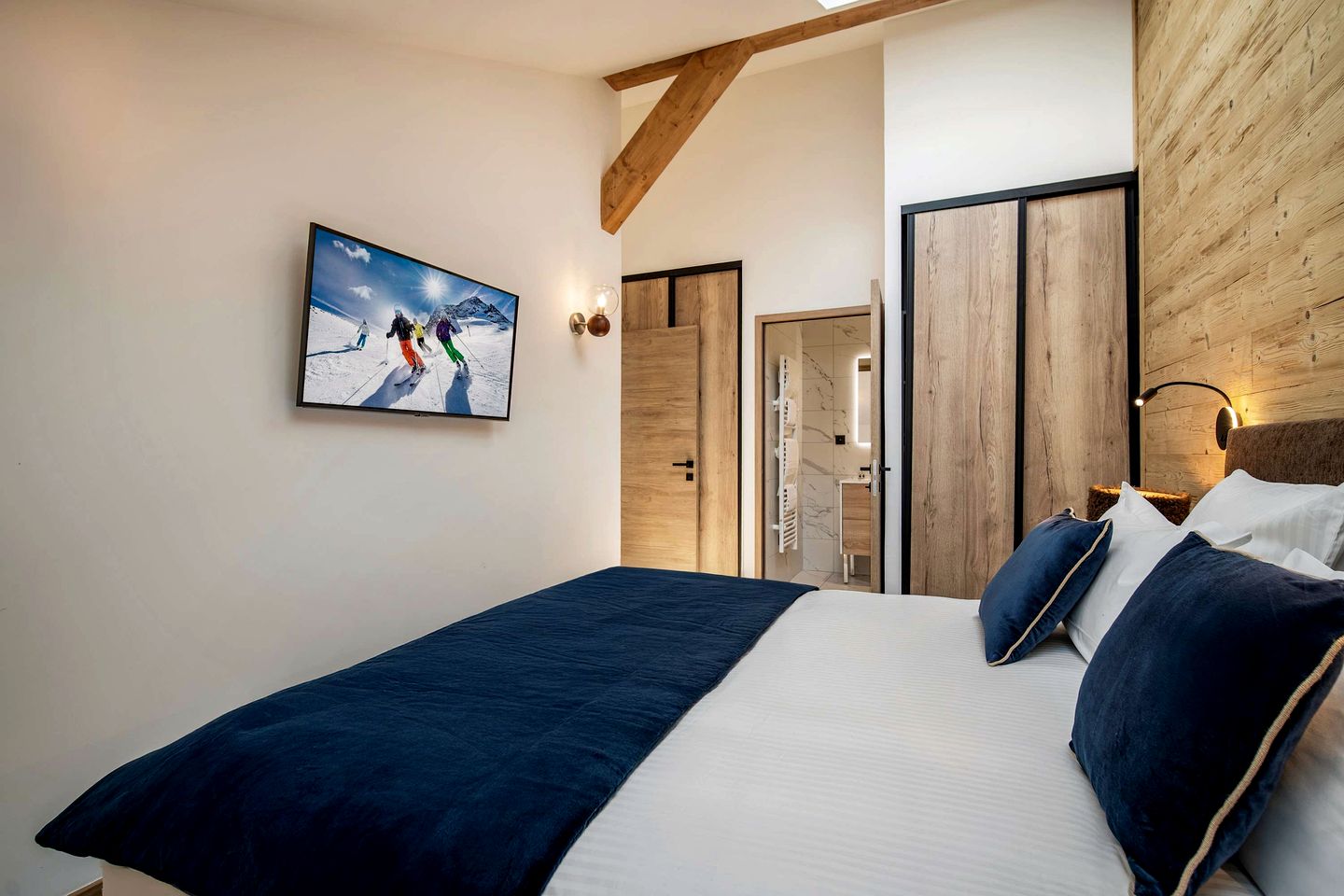 Luxurious Ski-In Ski-Out Penthouse with Panoramic Alpine Views near Ariondaz Gondola, Courchevel 1650, France