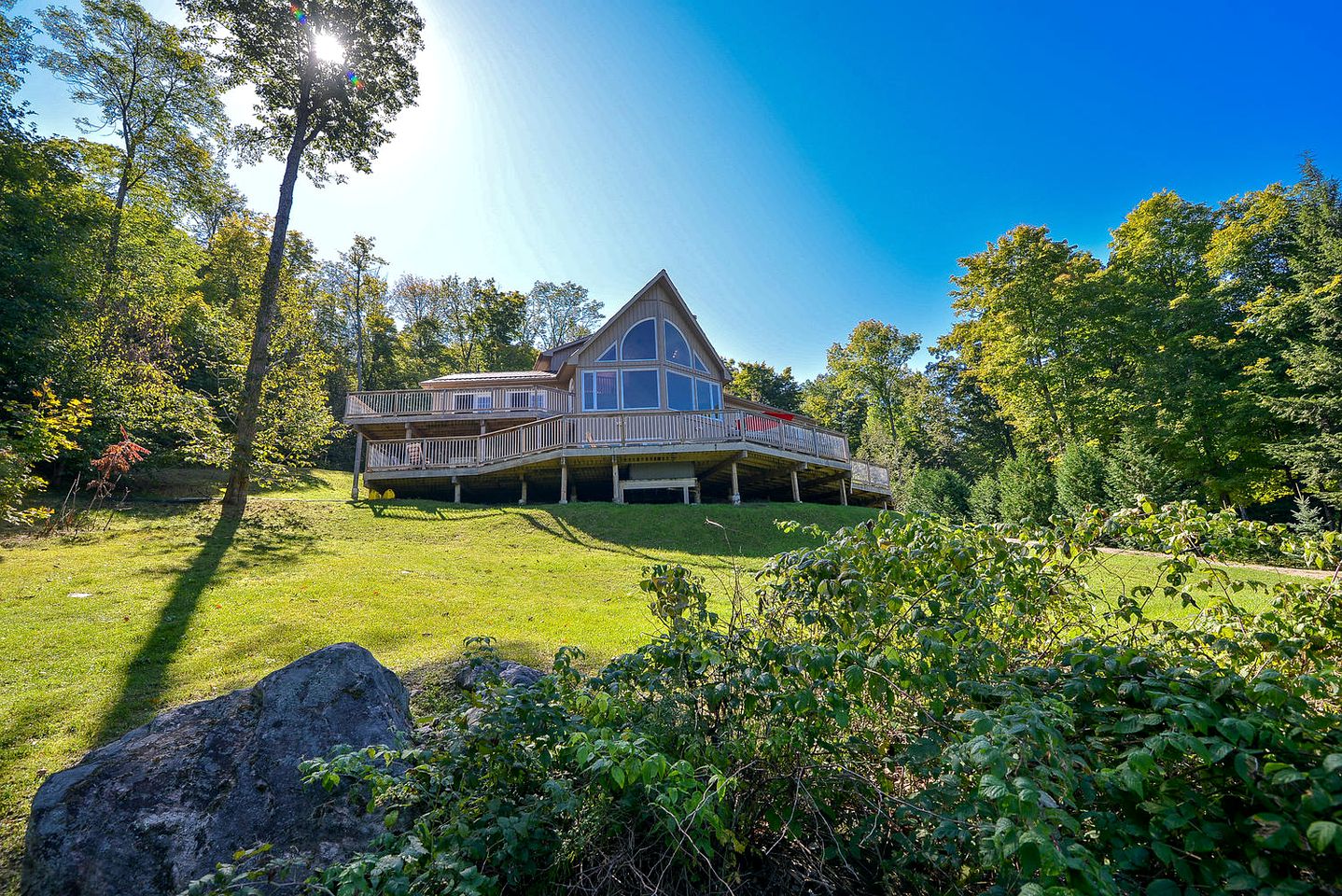 Waterfront Cottage Rental for Up to 12 Guests on Big Clear Lake, Ontario