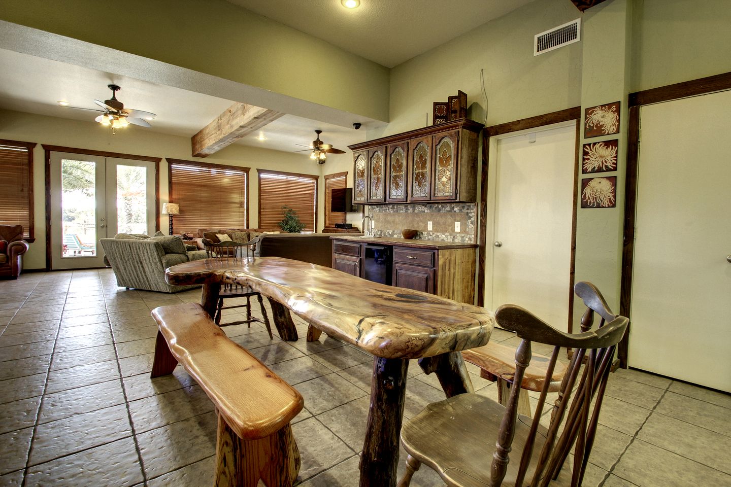 Luxury Rental with a Swimming Pool Perfect for Large Groups near Gruene, Texas