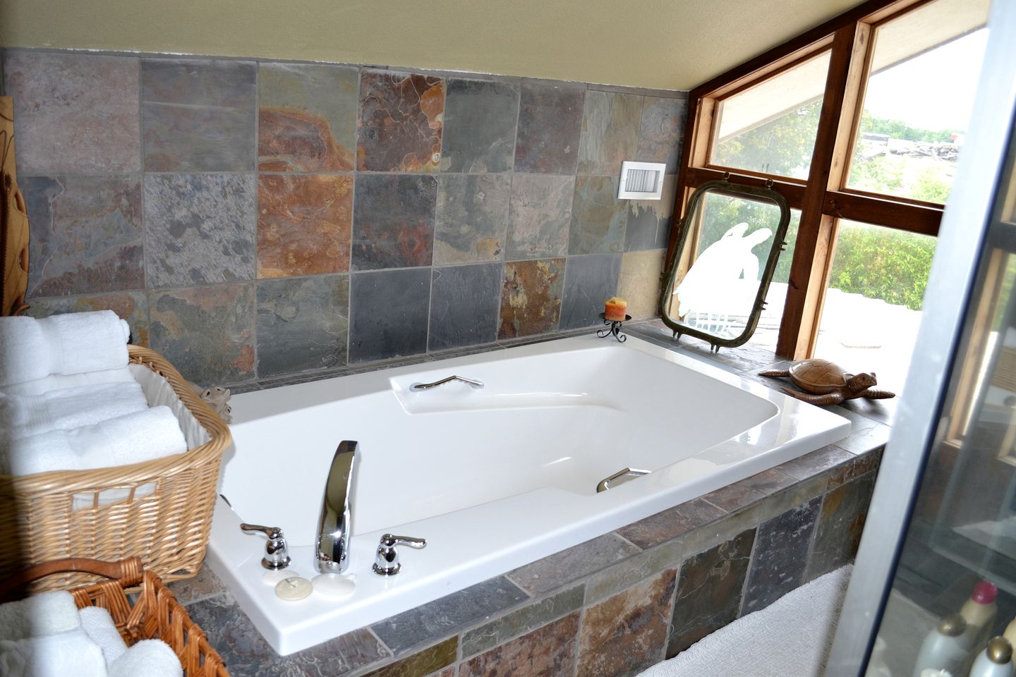 Luxury Rental with a Swimming Pool Perfect for Large Groups near Gruene, Texas