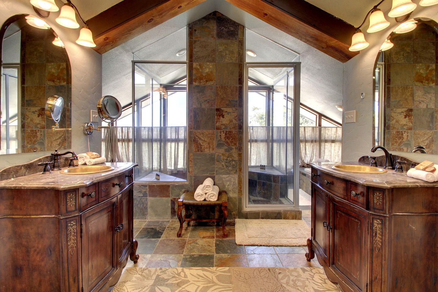 Luxury Rental with a Swimming Pool Perfect for Large Groups near Gruene, Texas