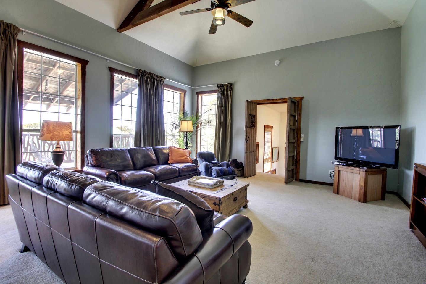 Luxury Rental with a Swimming Pool Perfect for Large Groups near Gruene, Texas