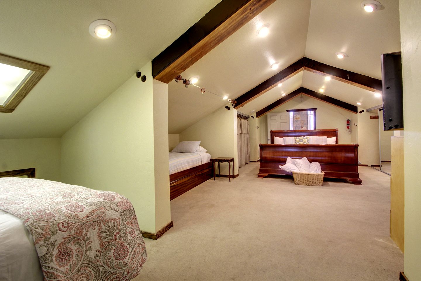 Luxury Rental with a Swimming Pool Perfect for Large Groups near Gruene, Texas