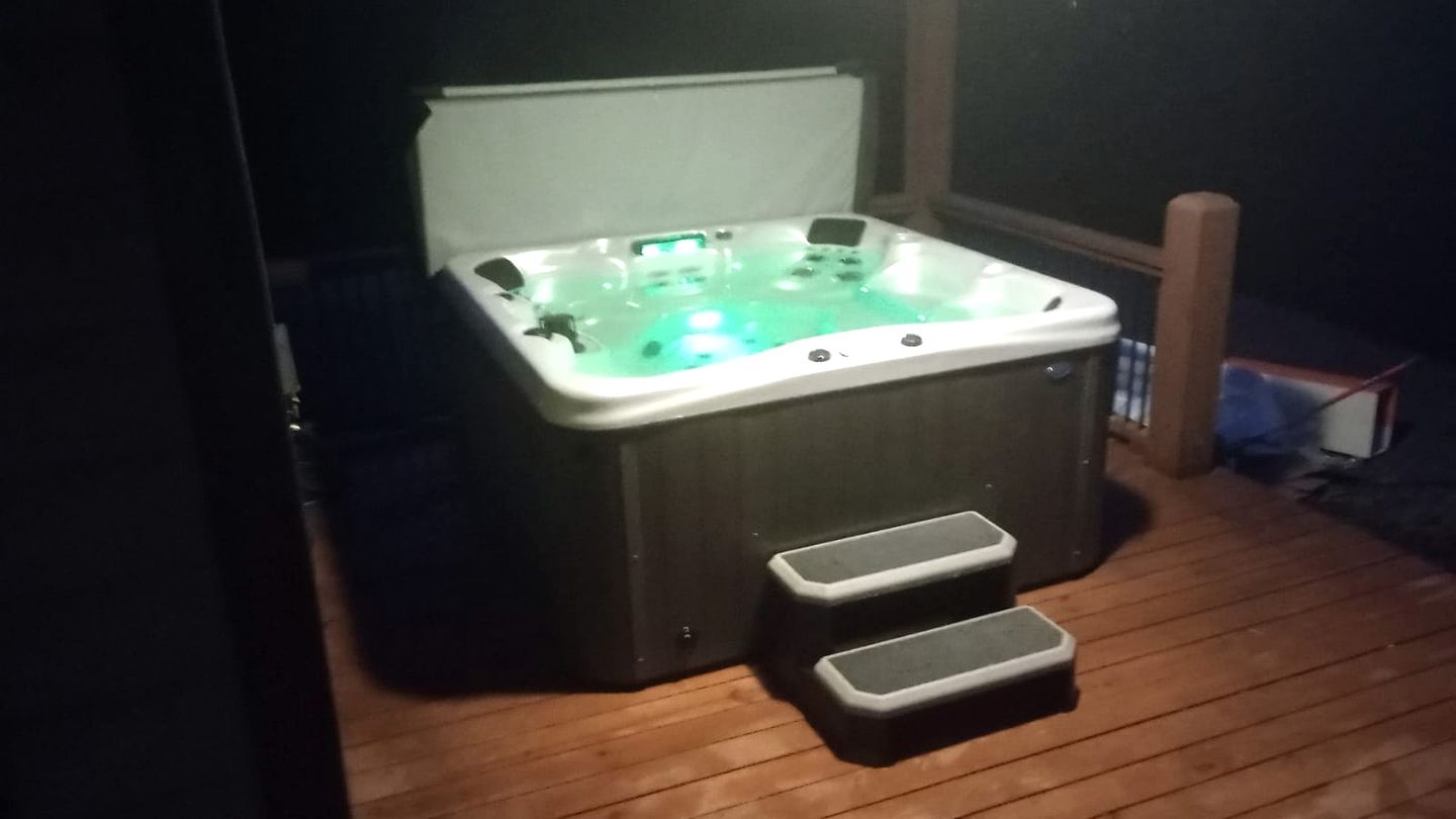 Beautiful Cabin with Hot-tub and Great Forest Sights in Hochatow, Oklahoma