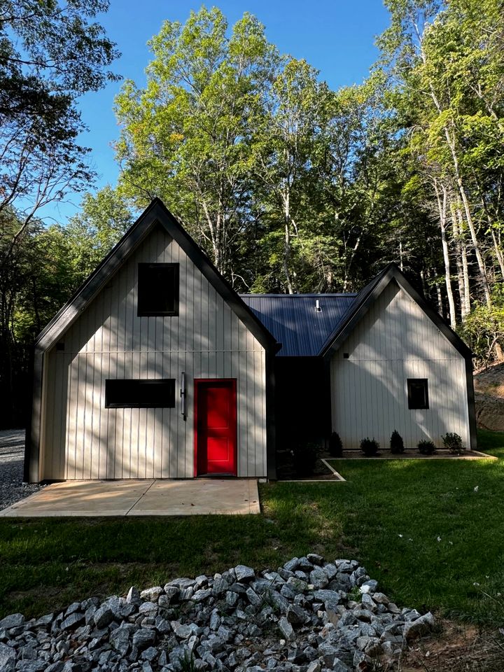 Cozy and Secluded Cottage in the Woods of Western North Carolina, near Pisgah National Forest