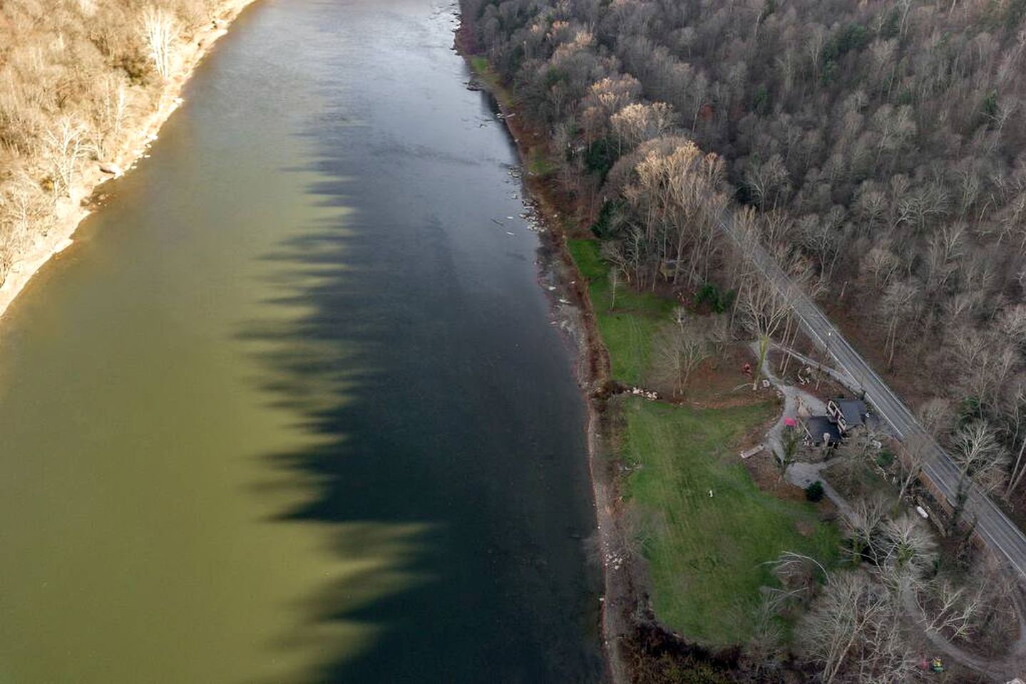 Riverside Luxury: Fully Equipped Cabin with Outstanding Views in Emlenton, PA