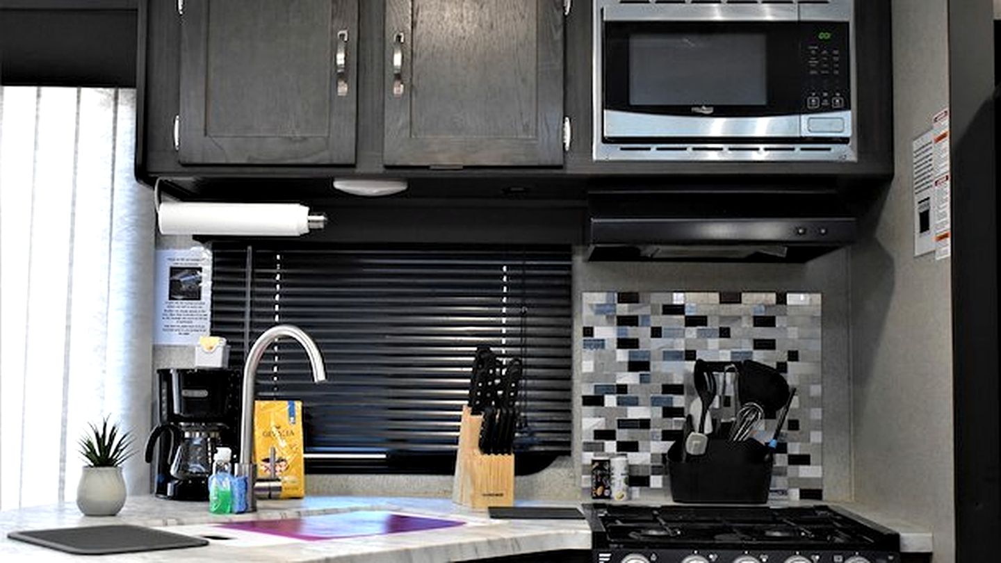 Modern Pet-Friendly RV Suite with Private Deck, Firepit & Full Kitchen near Williams, Arizona