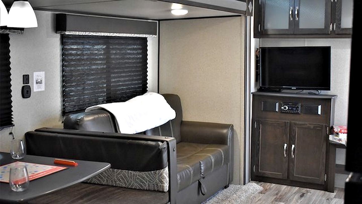 Modern Pet-Friendly RV Suite with Private Deck, Firepit & Full Kitchen near Williams, Arizona