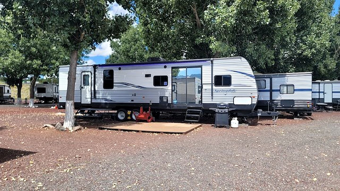 Modern Pet-Friendly RV Suite with Private Deck, Firepit & Full Kitchen near Williams, Arizona