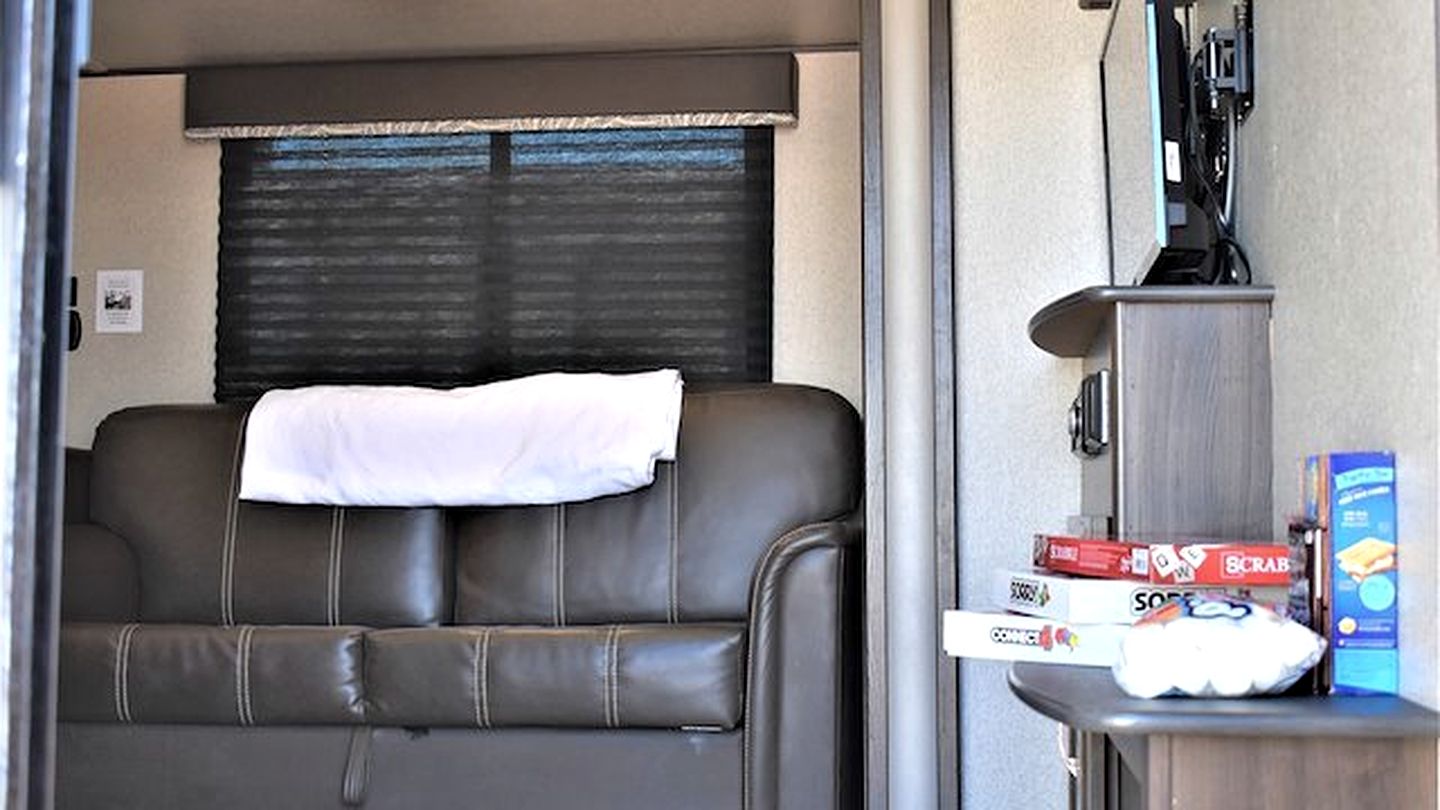 Modern Pet-Friendly RV Suite with Private Deck, Firepit & Full Kitchen near Williams, Arizona