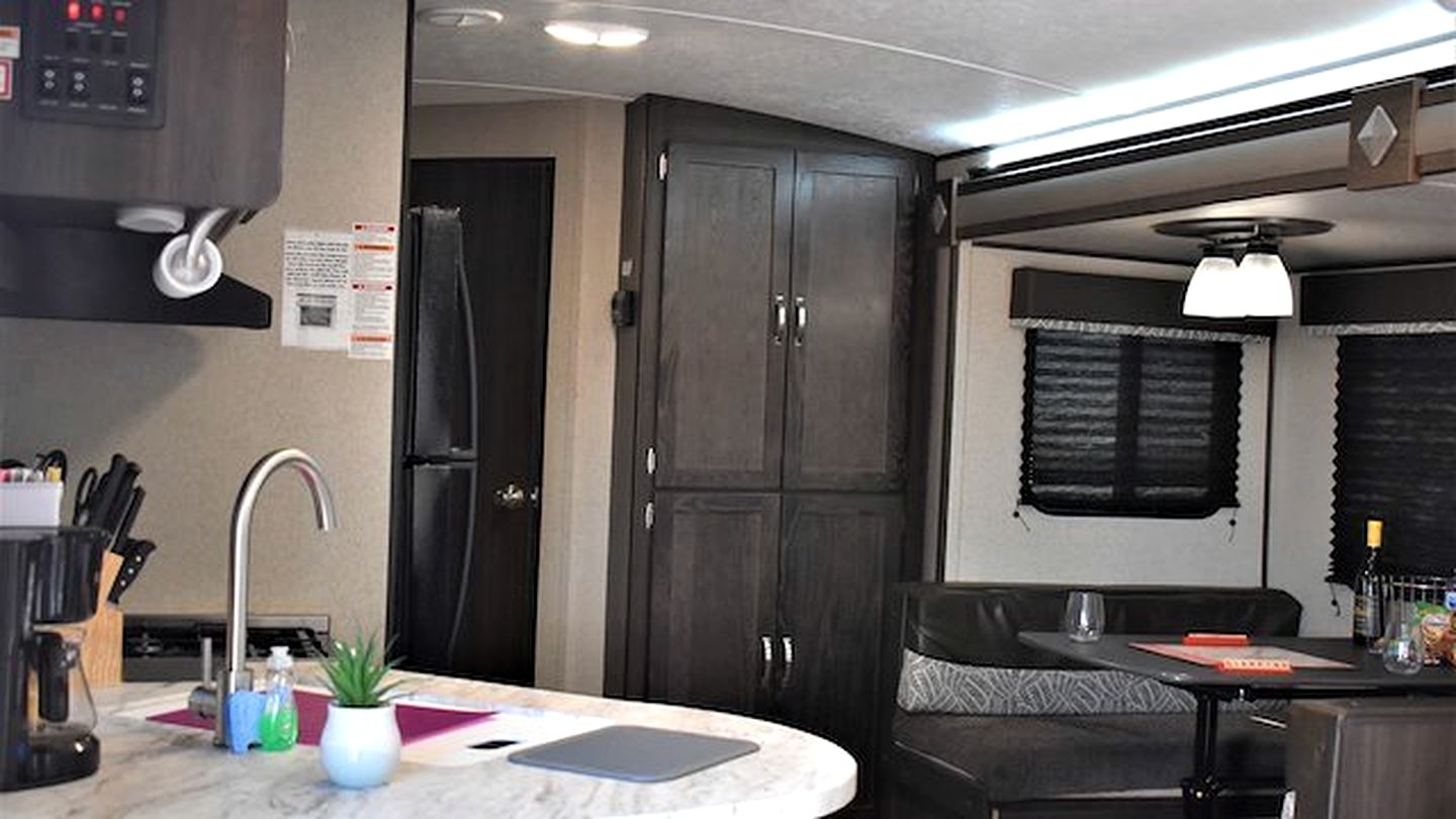 Modern Pet-Friendly RV Suite with Private Deck, Firepit & Full Kitchen near Williams, Arizona