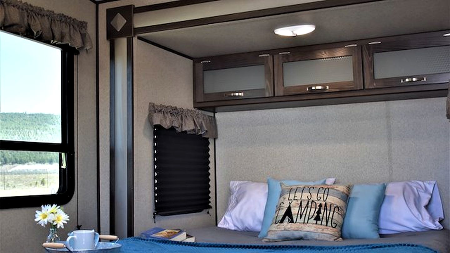 Modern Pet-Friendly RV Suite with Private Deck, Firepit & Full Kitchen near Williams, Arizona