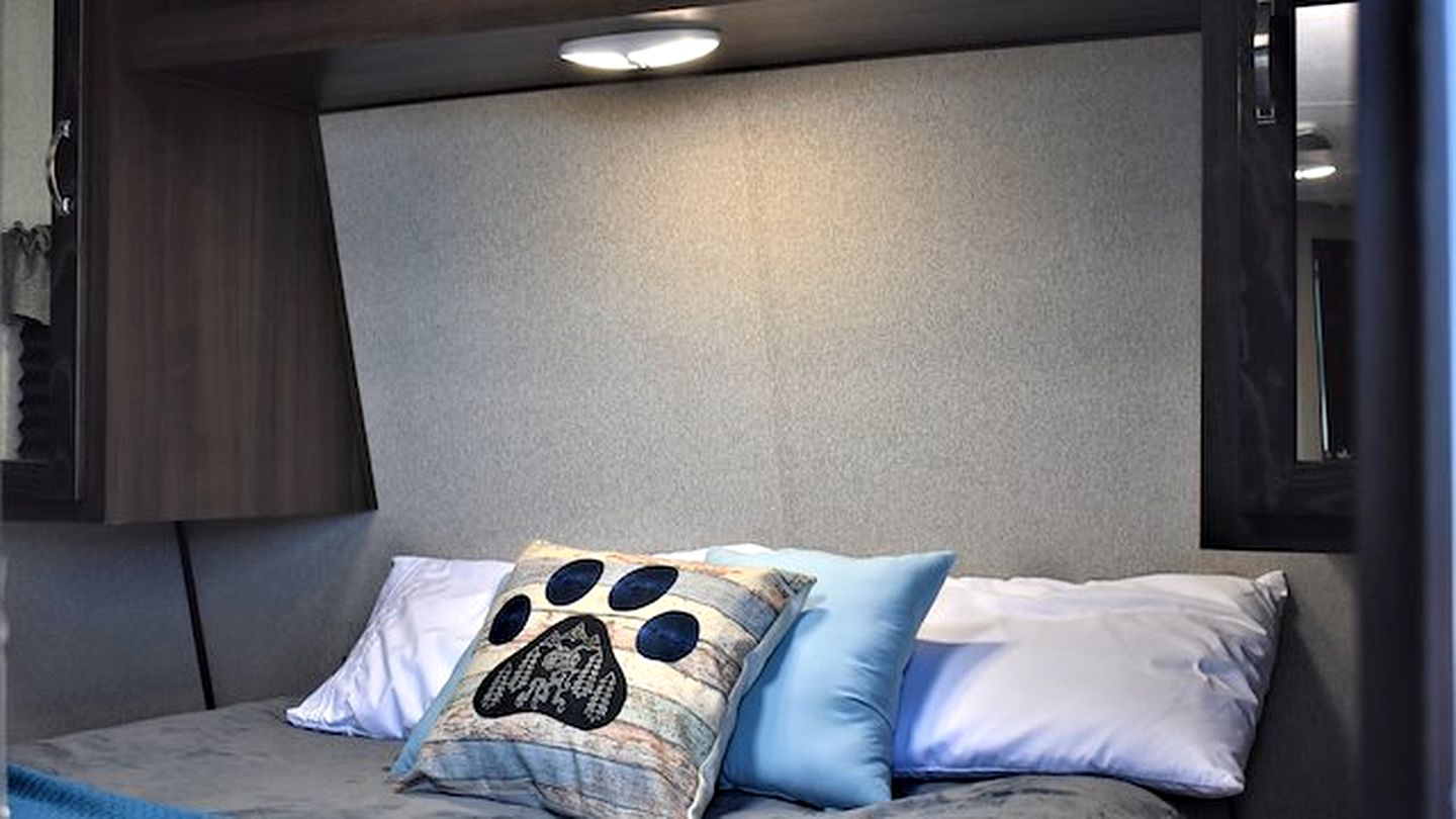 Modern Pet-Friendly RV Suite with Private Deck, Firepit & Full Kitchen near Williams, Arizona