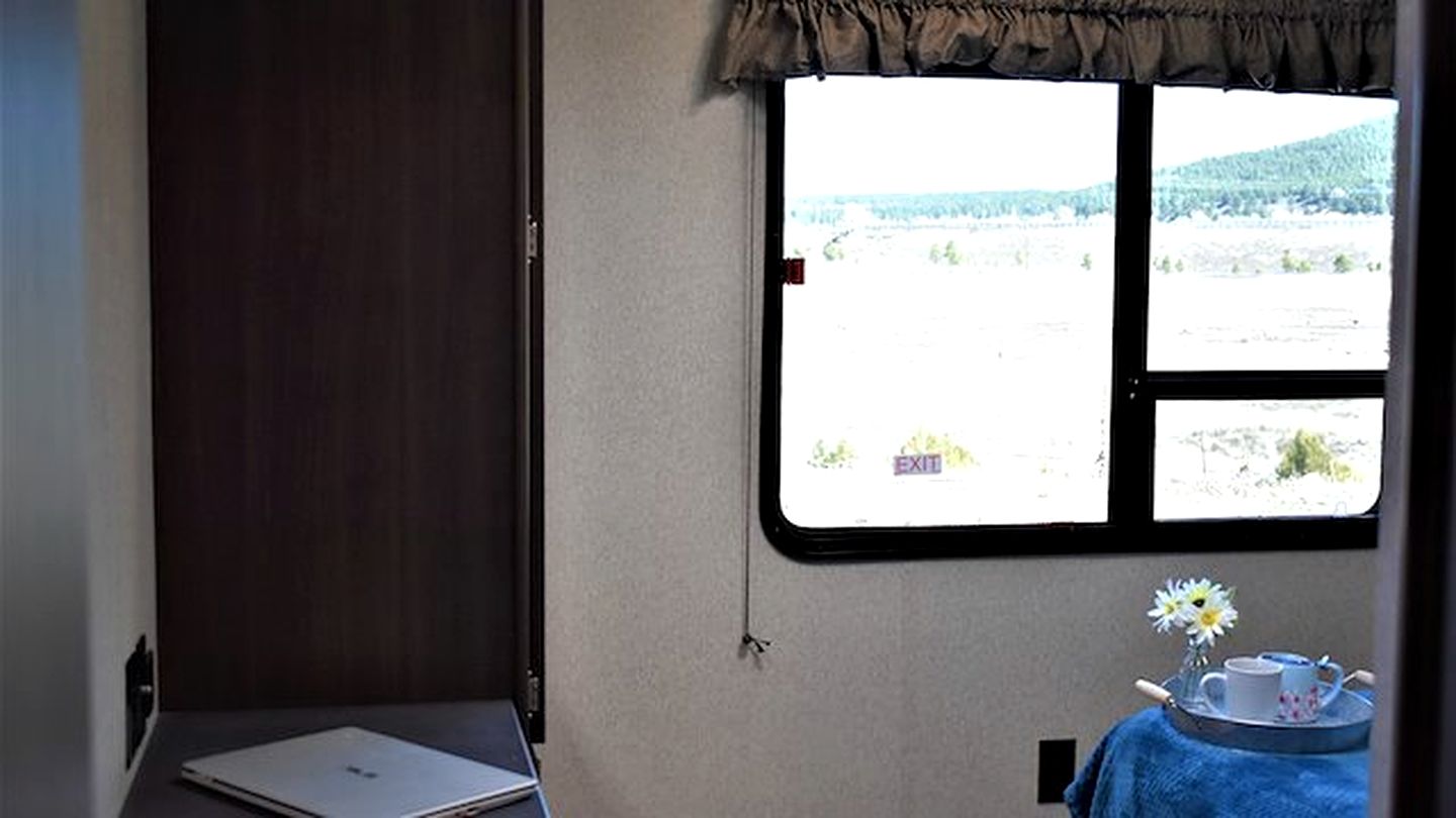 Modern Pet-Friendly RV Suite with Private Deck, Firepit & Full Kitchen near Williams, Arizona