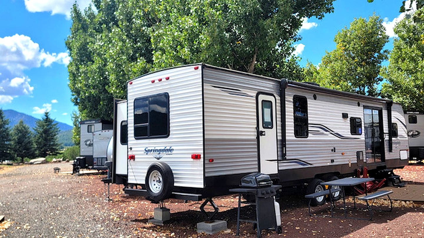 Modern Pet-Friendly RV Suite with Private Deck, Firepit & Full Kitchen near Williams, Arizona