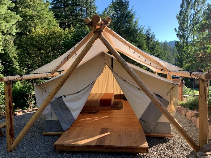 Tented Cabins (United States of America, Idleyld Park, Oregon)