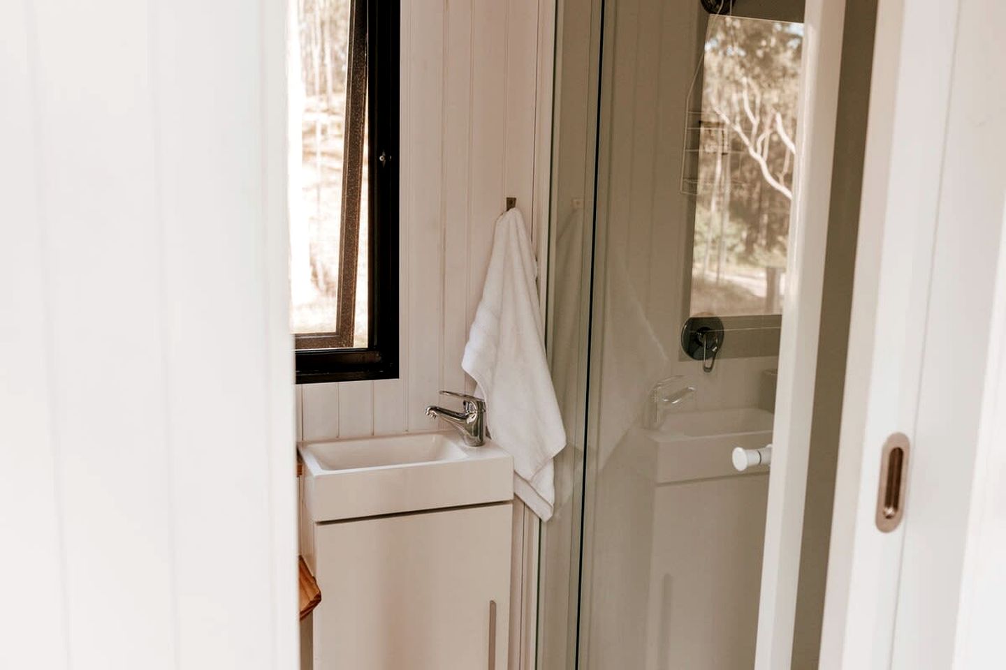 Luxury Tiny House with Firepit, Barbecue and Outdoor Bathtub in New South Wales, Australia