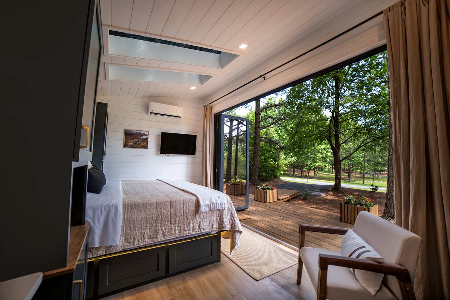 Luxury Tiny House with Hot Tub for Intimate Escapes in Nature in Guntersville, Alabama