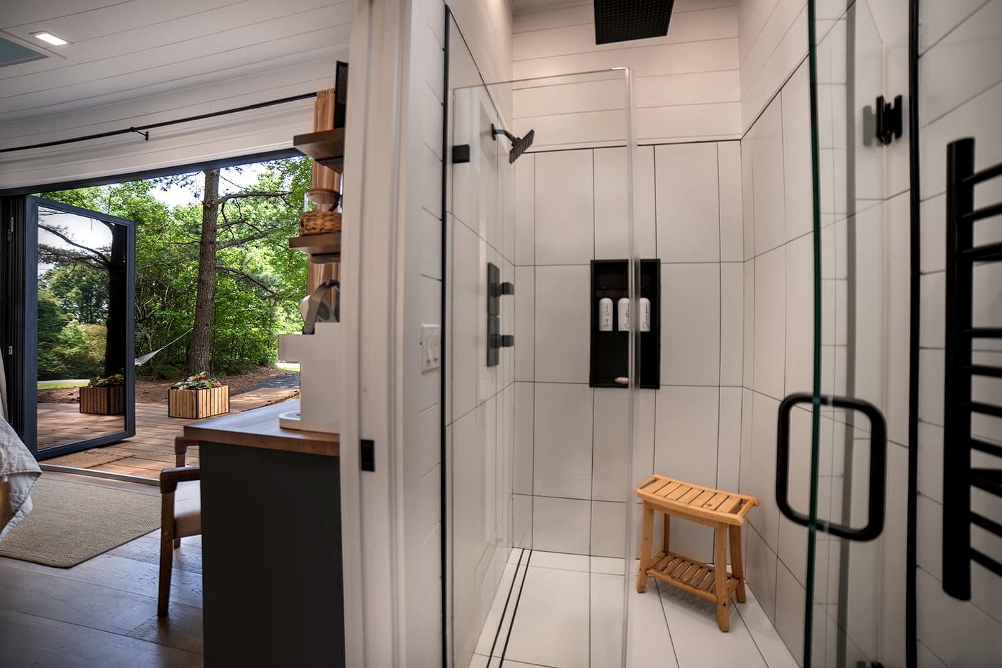Luxury Tiny House with Hot Tub for Intimate Escapes in Nature in Guntersville, Alabama