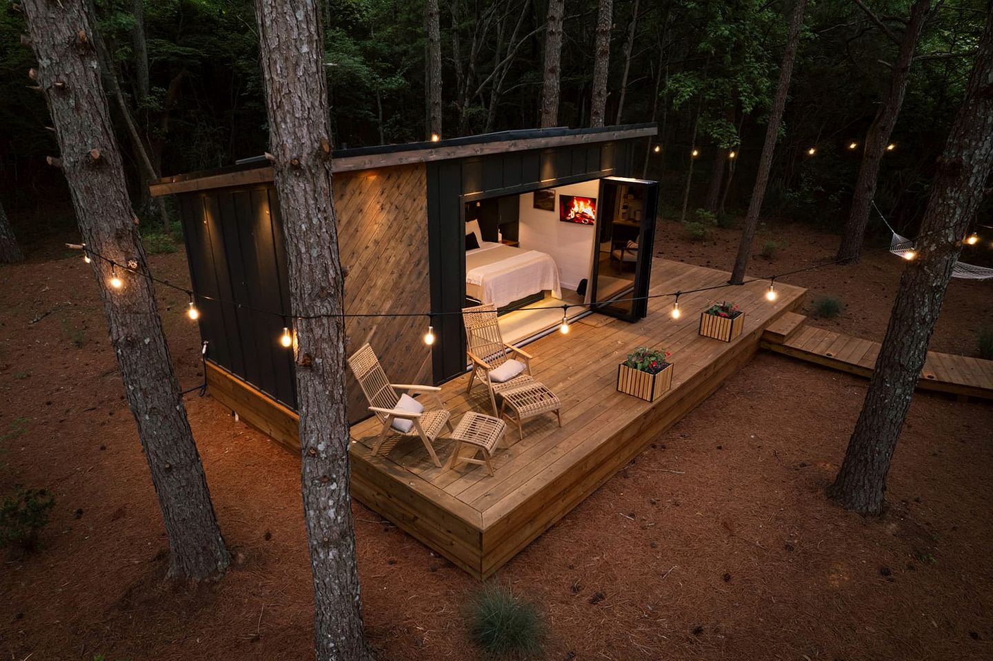 Luxury Tiny House with Hot Tub for Intimate Escapes in Nature in Guntersville, Alabama