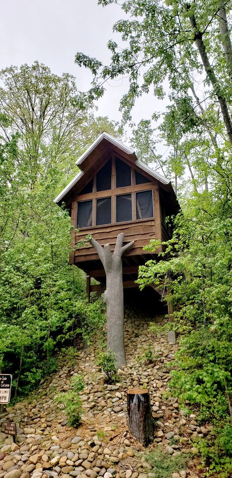 Wooden Tree Houses with Lovely Mountain Views in Gatlinburg, Tennesse