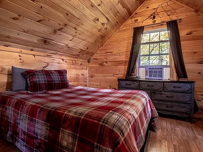 PetFriendly Tree House near White Mountain National Forest