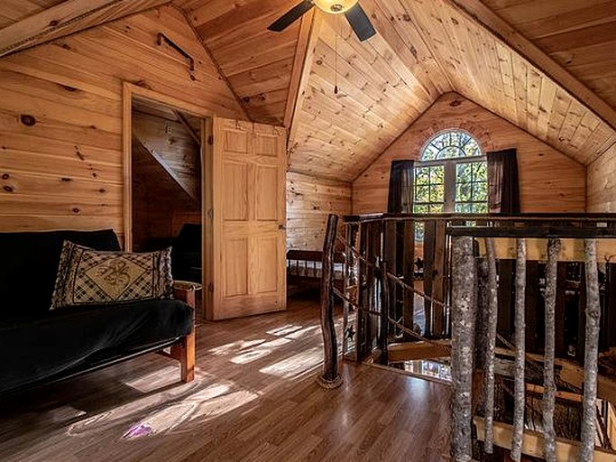 PetFriendly Tree House near White Mountain National Forest
