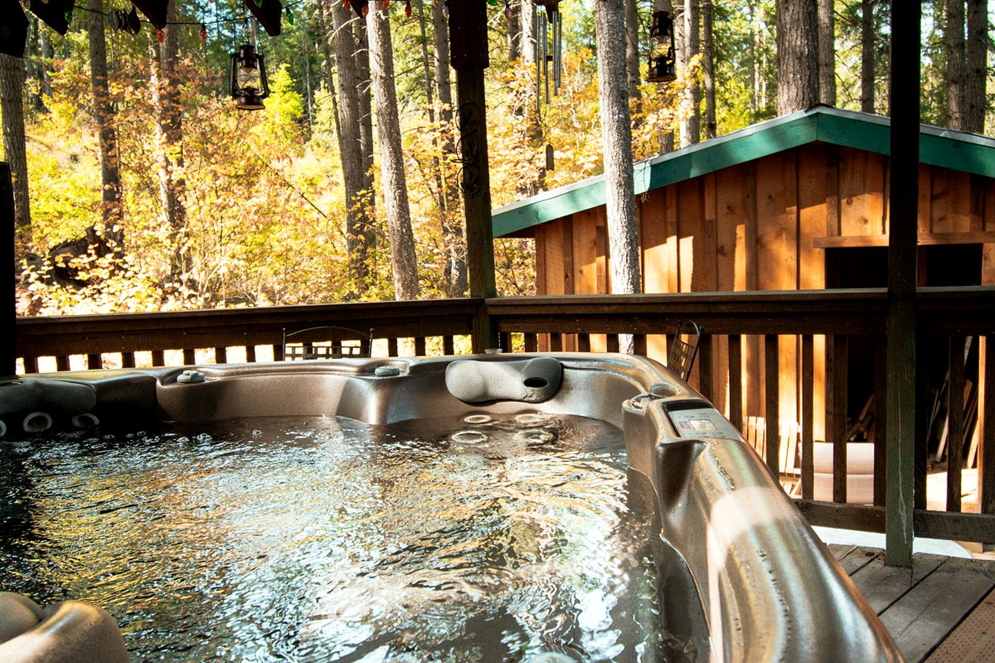 Tree House Style Cabin Nestled at the Foot of Scenic Snow-Capped Mt. Adams, Washington