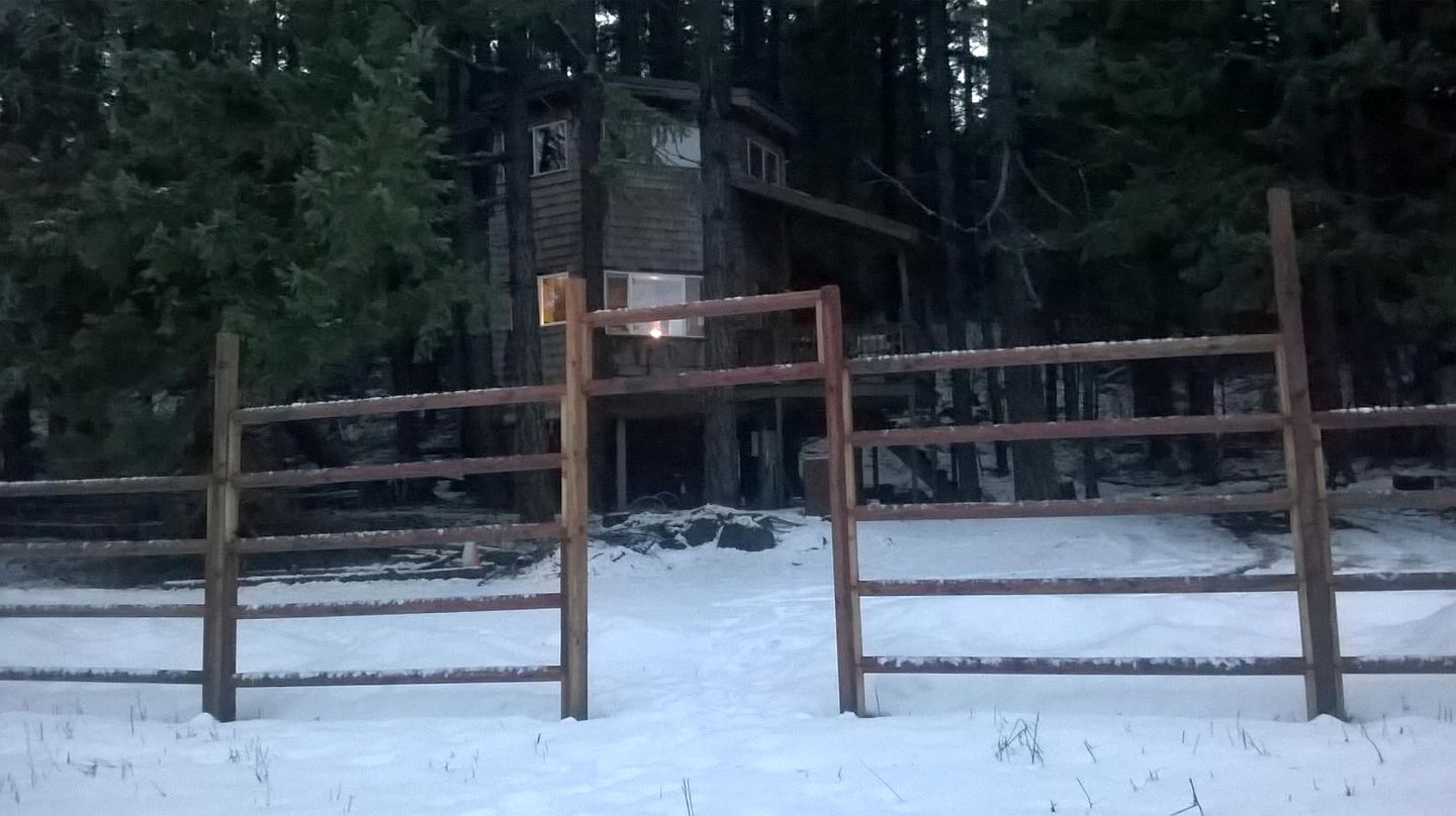 Tree House Style Cabin Nestled at the Foot of Scenic Snow-Capped Mt. Adams, Washington
